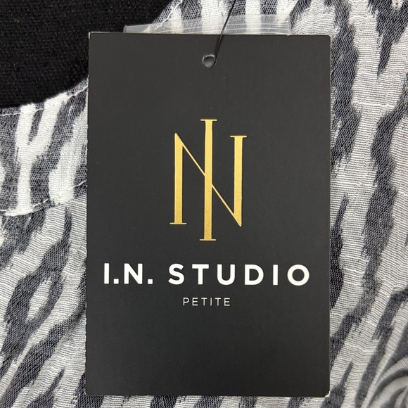 129  NWT  I. N. Studio Women's Black and White Patterned Top. SzPM - Picture 2 of 11